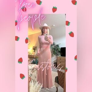 Come shop & hang today at 2:30 EST free people , summer items. And customs 💕💕